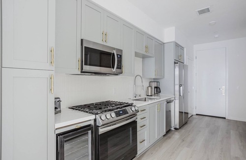 Downtown Long Beach Apartment | Delightful Long Beach Srudio, Pool & Gym, nr Shops, by Blueground