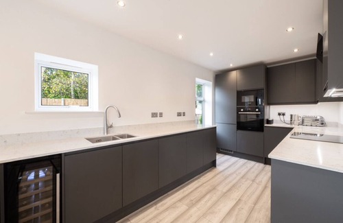 Eastleigh House | Delightful newly built 4-bedroom detached house