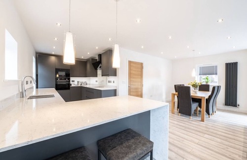Eastleigh House | Delightful newly built 4-bedroom detached house