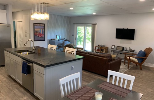 Vista Cottage | Delightful newly renovated 2 bedroom nestled within an avocado grove.