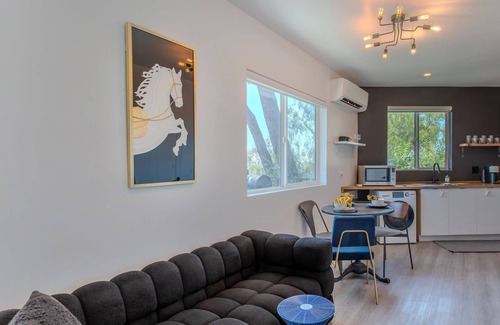 Los Angeles House | Delightful One bedroom house with Hillside view in vibrant Los Angeles