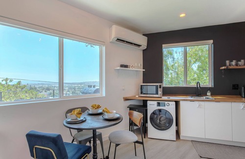Los Angeles House | Delightful One bedroom house with Hillside view in vibrant Los Angeles