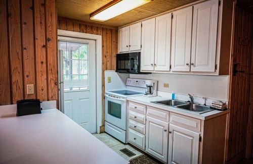 Pine Mountain Cabin | Delightful Pet friendly chalet steps away from Lake Innsbruck