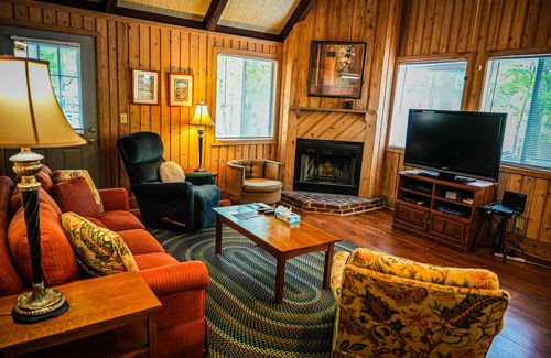 Pine Mountain Cabin | Delightful Pet friendly chalet steps away from Lake Innsbruck
