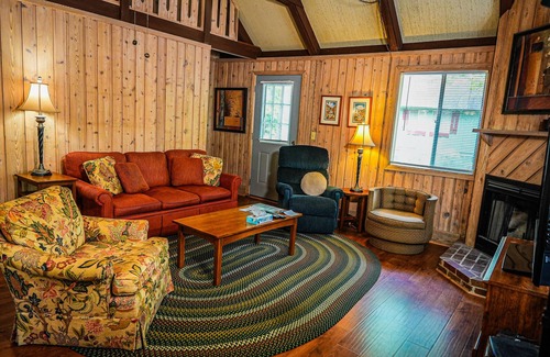 Pine Mountain Cabin | Delightful Pet friendly chalet steps away from Lake Innsbruck