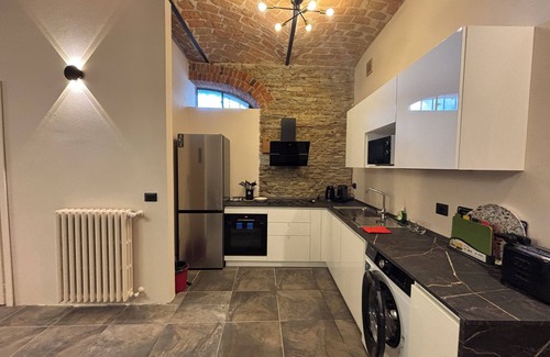 Mango House | Delightful Restored Farmhouse with Infinity Pool, AC & Wifi in Langhe, Piemonte