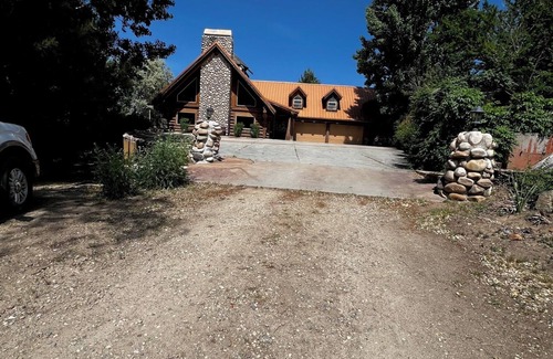 Horseshoe Bend House | Delightful retreat Log Home in Horseshoe Bend, ID
