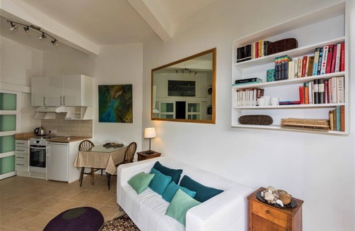 Collias Apartment | Delightful Riverside Apartment with River Views, The Wing