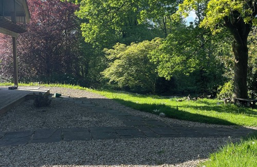 South Brent Cabin | Delightful Self Contained Garden Cabin Near Totnes/Dartington. 1 Bed Sleeps 2