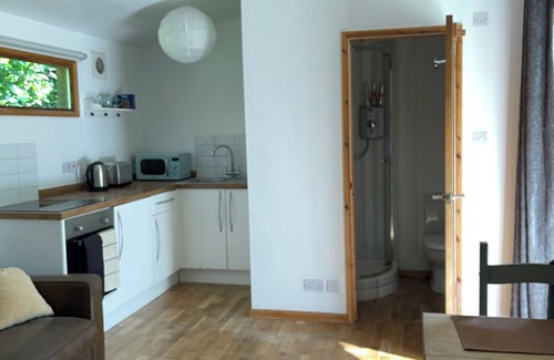 South Brent Cabin | Delightful Self Contained Garden Cabin Near Totnes/Dartington. 1 Bed Sleeps 2