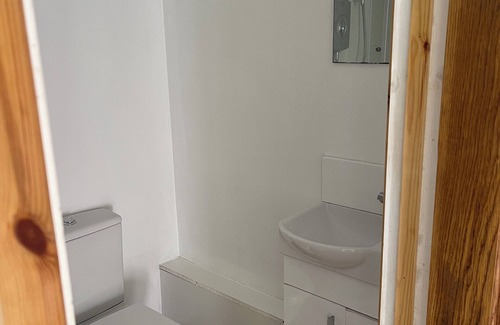 South Brent Cabin | Delightful Self Contained Garden Cabin Near Totnes/Dartington. 1 Bed Sleeps 2