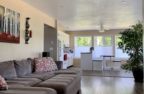 Central Okanagan House | Delightful Suite With A Lake View. King sized bed.