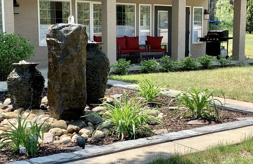 Central Okanagan House | Delightful Suite With A Lake View. King sized bed.