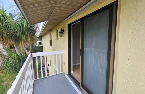 Tropic House | Delightful townhome in Melbourne 5 Minutes to the Beach!