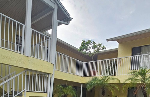 Tropic House | Delightful townhome in Melbourne 5 Minutes to the Beach!