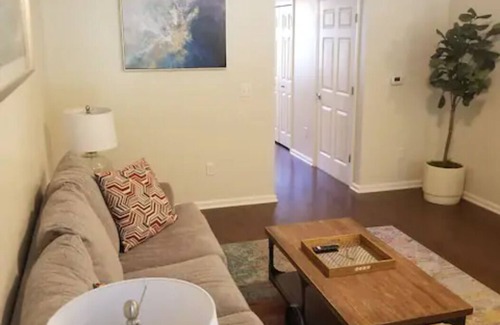 Mann House | Delightful Townhouse in Trendy Quiet Neighborhood