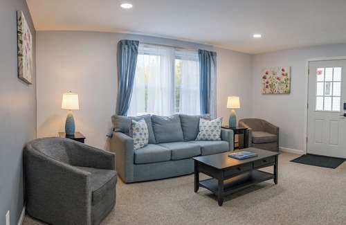 Seal Cove Apartment | Delightful Woodland Apartment B