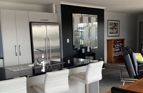 Westport House | Delightfully Warm 2 Bedroom 2 Bathroom Getaway. bird Lovers Sanctuary