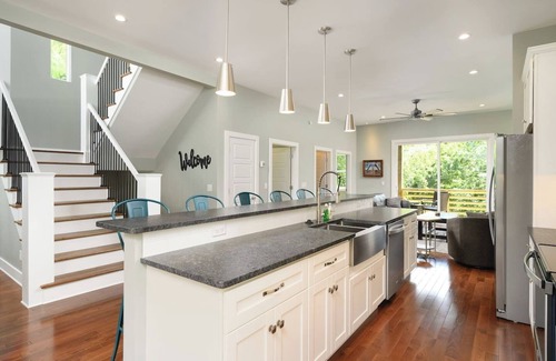 North Chattanooga House | Delmont Amazing Rooftop Deck Walking distance to Northshore and Downtown