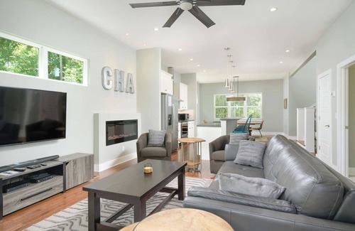 North Chattanooga House | Delmont Amazing Rooftop Deck Walking distance to Northshore and Downtown