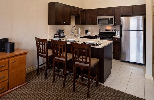 Kelowna Central Business District Apartment | Delta Grand 2 Bedroom Condo full kitchen sleeps 6 partial lake view - Renovated