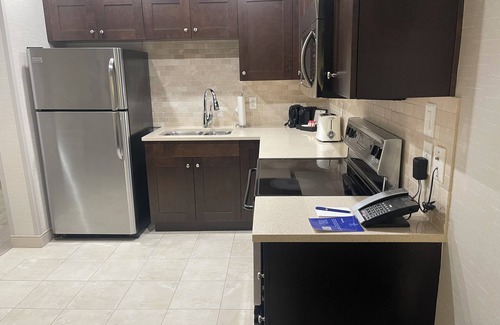 Kelowna Central Business District Hotel | Delta Grand Hotel sleeps 6 fully equipped kitchen. amazing location on the water