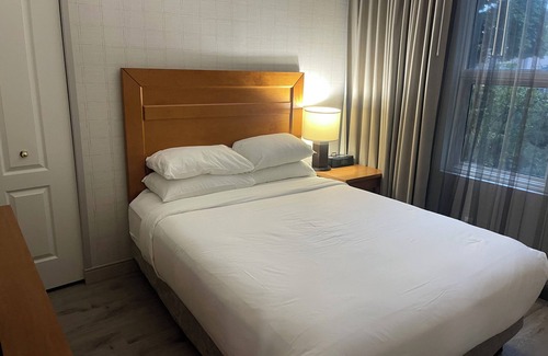 Kelowna Central Business District Hotel | Delta Grand Hotel sleeps 6 fully equipped kitchen. amazing location on the water