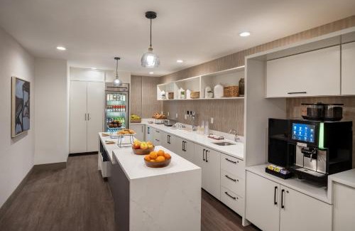 Baymeadows Hotel | Delta Hotels by Marriott Jacksonville Deerwood