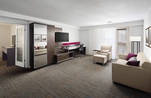 Southeast Calgary Hotel | Delta Hotels by Marriott Calgary South