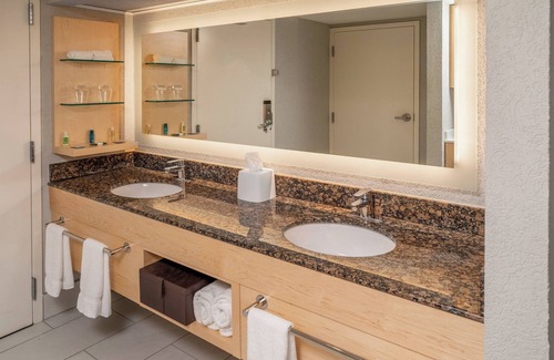 Huntington Hotel | Delta Hotels by Marriott Huntington Downtown