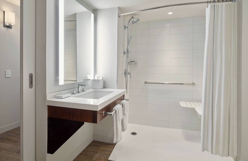 Northglenn Hotel | Delta Hotels Denver Thornton
