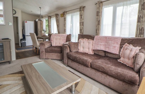 Ruthin Cottage | DELTA SUPERIOR, pet friendly, with a garden in Ruthin