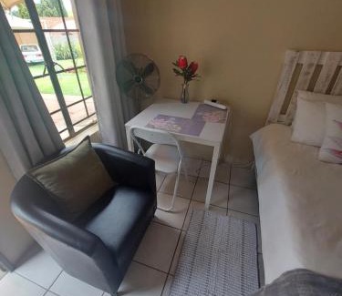 Flora Park House | DeLutz Overnight Accommodation Room 2