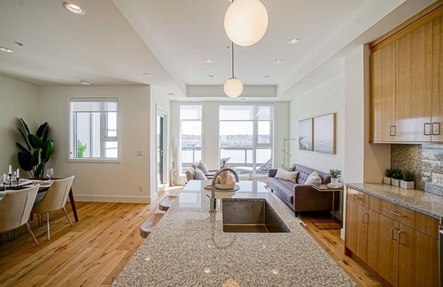 New Westminster House | Delux River View Home 2beds