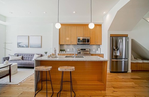New Westminster House | Delux River View Home 2beds