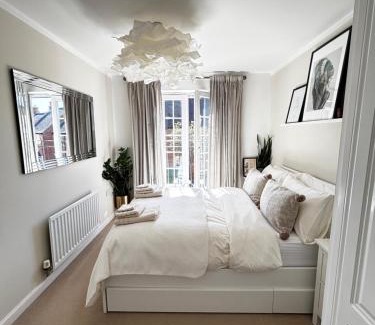 Swindon House | DeLux Room with Private Parking, Sleeps 2, Perfect for Cotswold Getaway, Easy A419 Access