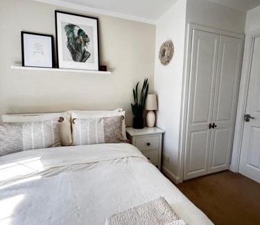 Swindon House | DeLux Room with Private Parking, Sleeps 2, Perfect for Cotswold Getaway, Easy A419 Access