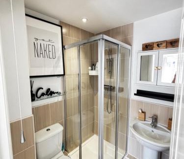 Swindon House | DeLux Room with Private Parking, Sleeps 2, Perfect for Cotswold Getaway, Easy A419 Access