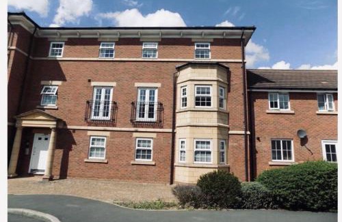 Swindon House | DeLux Room with Private Parking, Sleeps 2, Perfect for Cotswold Getaway, Easy A419 Access