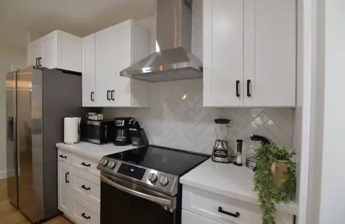 Baytown Cottage | DELUX WATER DISTRICT DUPLEX minutes away from NASA,Kemah boardwalk,fishing areas