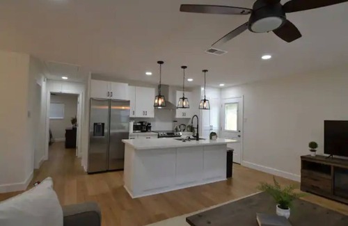 Baytown Cottage | DELUX WATER DISTRICT DUPLEX minutes away from NASA,Kemah boardwalk,fishing areas