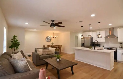 Baytown Cottage | DELUX WATER DISTRICT DUPLEX minutes away from NASA,Kemah boardwalk,fishing areas