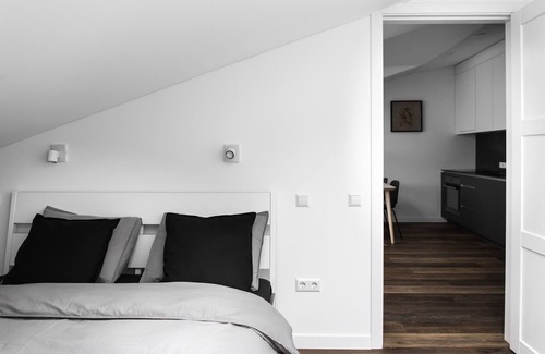 Liberty Avenue Apartment | Deluxe 1 BD Central Apartment in the Main Street by Hostlovers
