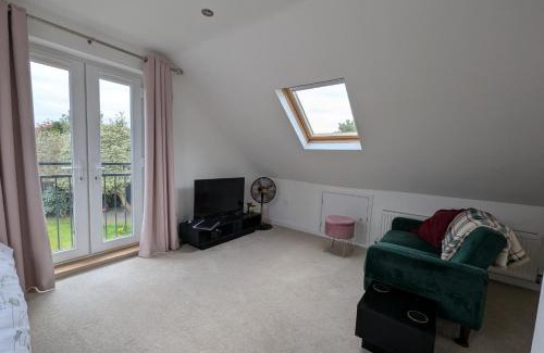 Eastleigh Bed & Breakfast | Deluxe 1 Bed Apartment with Ensuite & Kitchenette