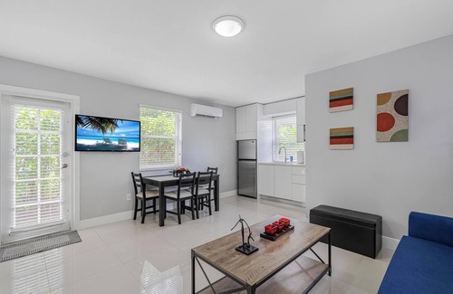 Flagami Apartment | Deluxe 1 bedroom apartment in Miami - King Bed