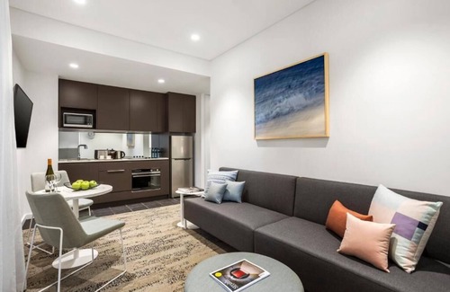 North Sydney Apartment | Deluxe 1 Bedroom Apartment at Miller Street, North Sydney