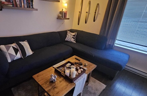 New Westminster Condo | Deluxe 1br Condo - /w Garden Patio & Fountains