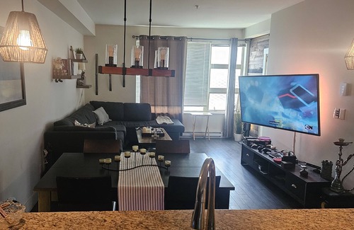 New Westminster Condo | Deluxe 1br Condo - /w Garden Patio & Fountains