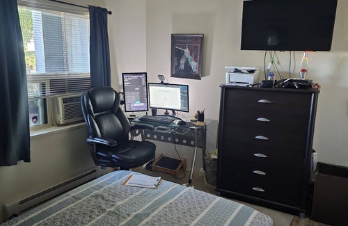 New Westminster Condo | Deluxe 1br Condo - /w Garden Patio & Fountains