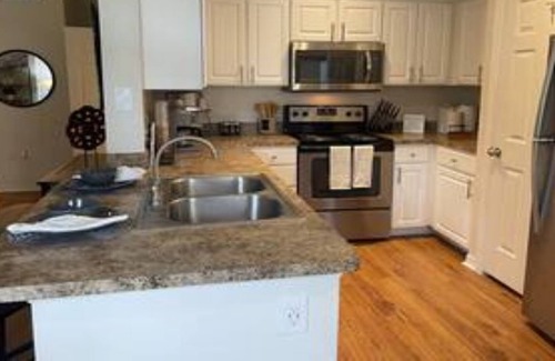 Airport North Apartment | Deluxe 1br1ba Apartment home